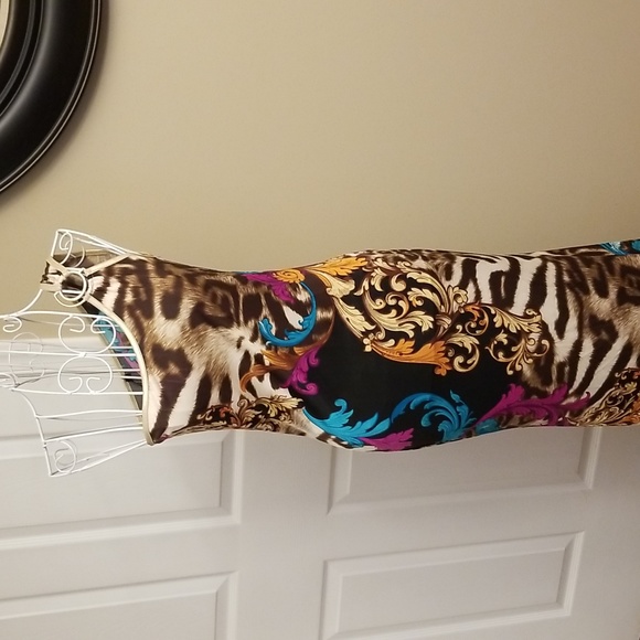 ANYTHING BUT BORING❣️Gorgeous Symphony maxi dress. - Picture 2 of 9